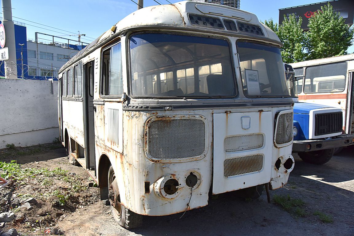 Фоторепортаж: журналистам показали автобусы, которые ходили по  Екатеринбургу в прошлом веке - «Уральский рабочий»